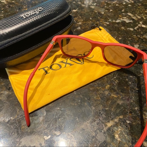 Polarized Kids Sunglasses - Picture 2 of 3